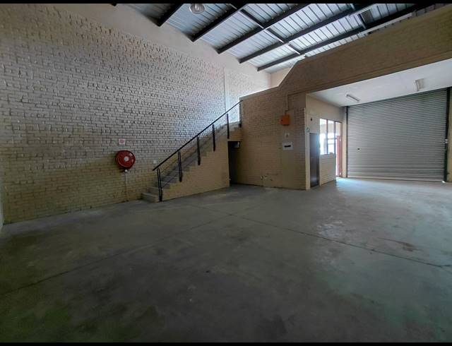 138M² WAREHOUSE TO LET IN POMONA